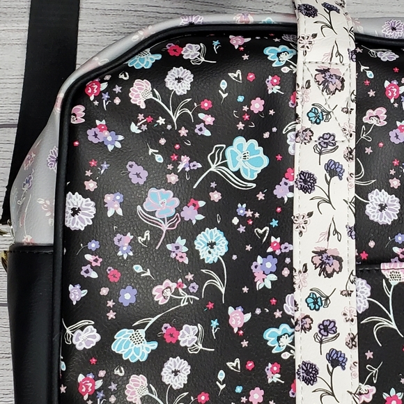 Betsey Johnson Weekender Floral Matching Wristlet - Picture 3 of 16